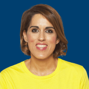 Laura Baena vistiendo una camiseta amarilla con el texto "YO NO RENUNCIO", frente a un fondo azul.