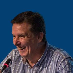 Rafael López hablando frente a un micrófono durante una presentación o conferencia.